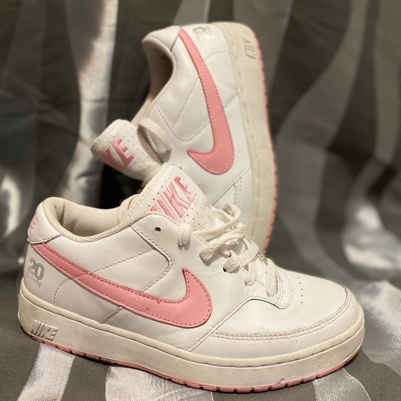 womens white nike shoes with pink swoosh
